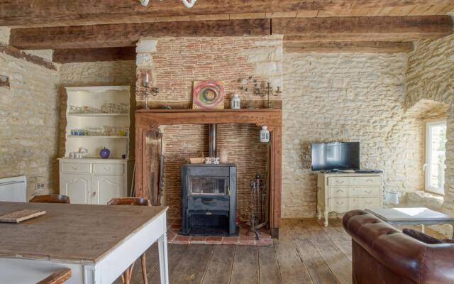 Garden-View Holiday Home in Dégagnac with Jacuzzi