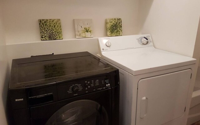 Stylish Apartment, One Bedroom, Parking, Near Everything