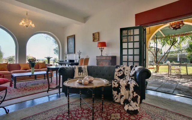 Romantic Puerto Banus Villa, Sea Mountain Views
