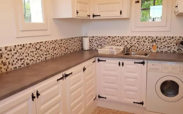 Fabulous refurbished apartment above private villa