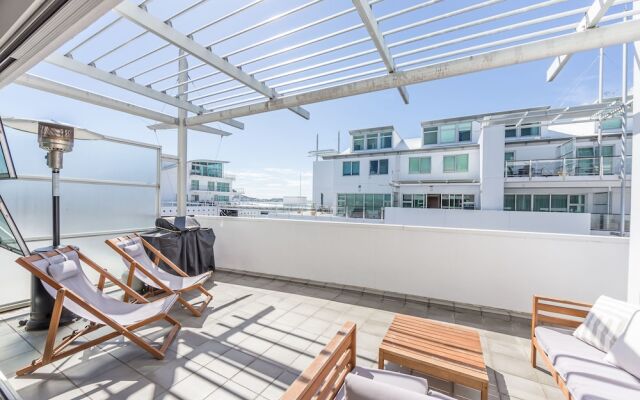 Elegant 2BR Princes Wharf Apartment