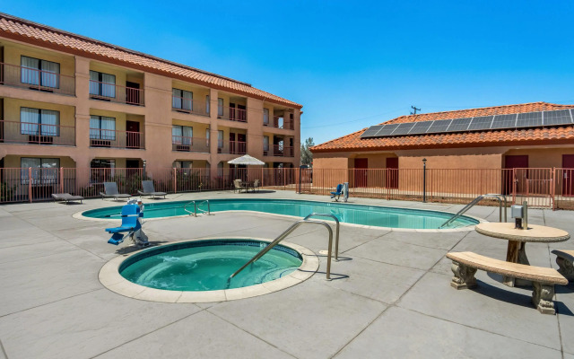 Days Inn by Wyndham Fontana / Rialto