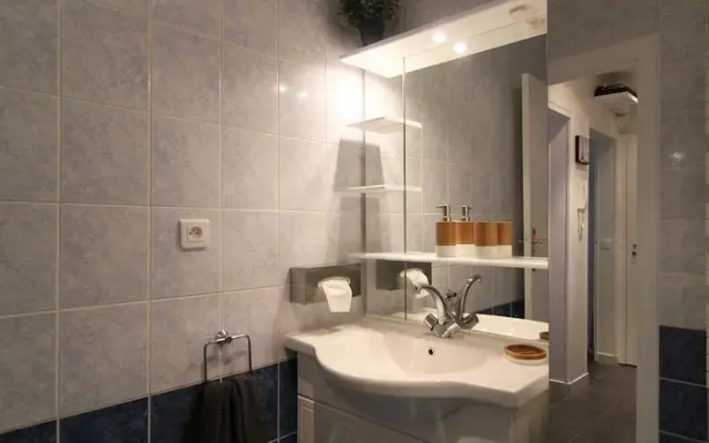 Champs-Elysées Design Apartment