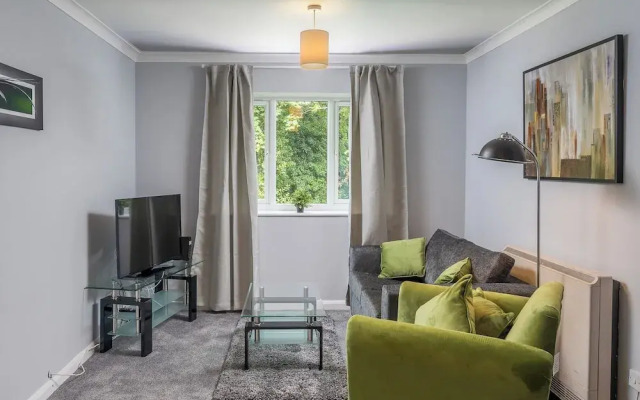 Modern 1-bedroom in Crawley With Free Parking