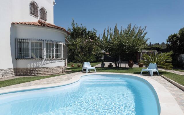 Sesimbra Stylish Villa by Homing