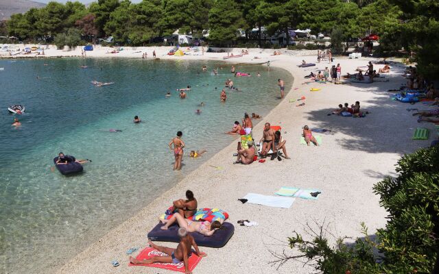 Apartment Kaza - 50m from the beach with parking: A1 Trogir, Riviera Trogir
