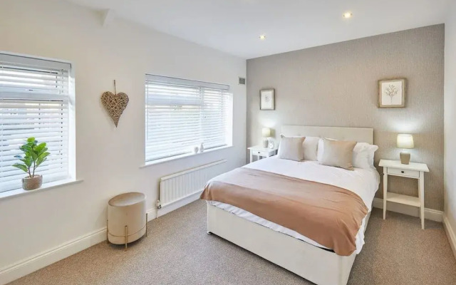 Host Stay Newsam Crescent