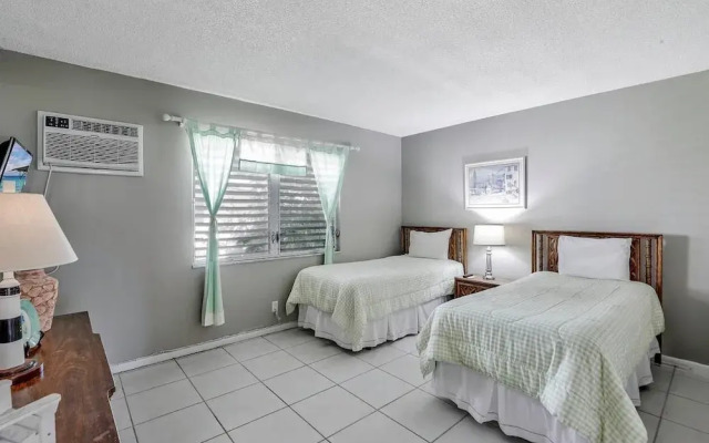 Idyllic Condo With Brief Walk to Beach and Restaurants