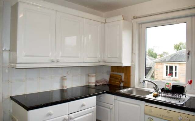 Lovely Spacious 2 Bedroom Flat by the Meadows