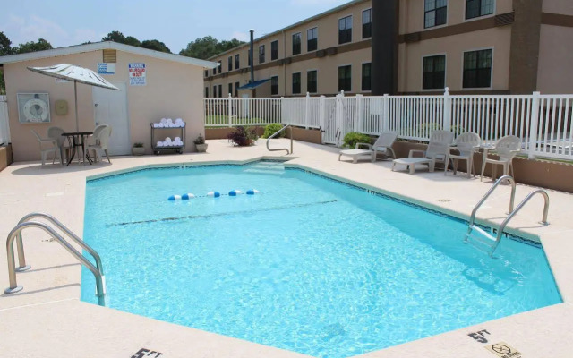 Travelodge by Wyndham Perry National Fairgrounds Area I-75