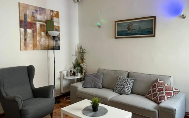 Central flat - 2 Metro stops from ACROPOLIS-PLKA