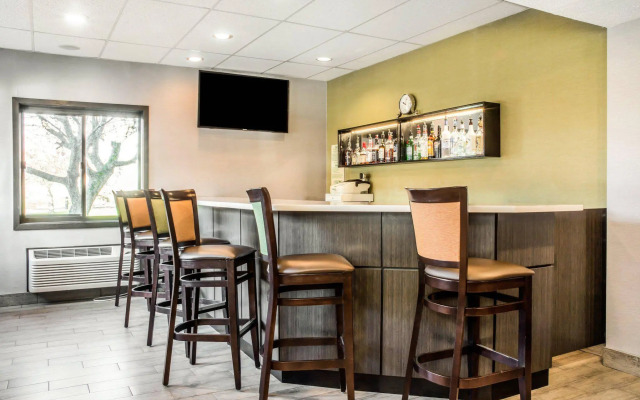 Clarion Pointe Jamestown - Falconer