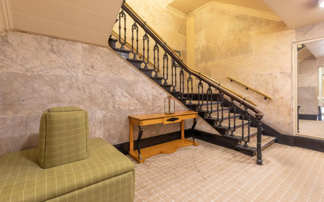 Sir Thomas Hotel