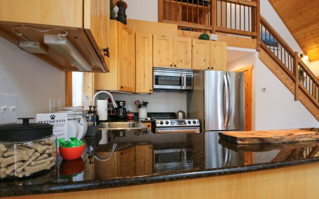 Cascades Adventure Cabin 2 Bedroom Home by NW Comfy Cabins by RedAwning