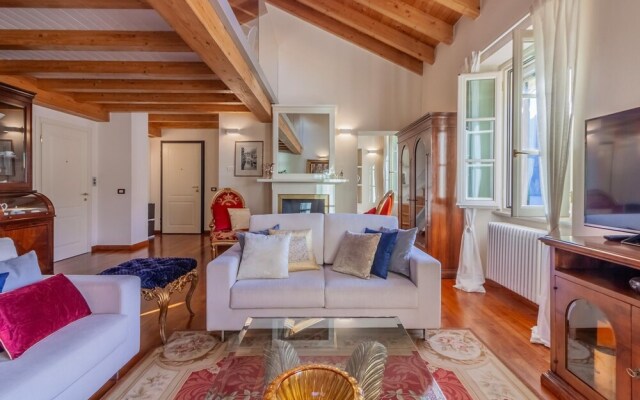 Easy Welcome Aglaia Luxury Lake View Apartment