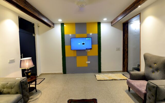 Oyo 11367 Hotel Yellow