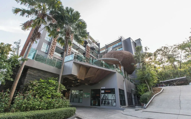 Emerald 215 - Studio With Balcony and Shared Pool