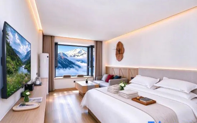 Qiyun Yayuan · Garden · Golden Sunrise on Snow Peak | Garden Homestay (Moxi Ancient Town, Hailuogou) — 2-star hotel in Luding