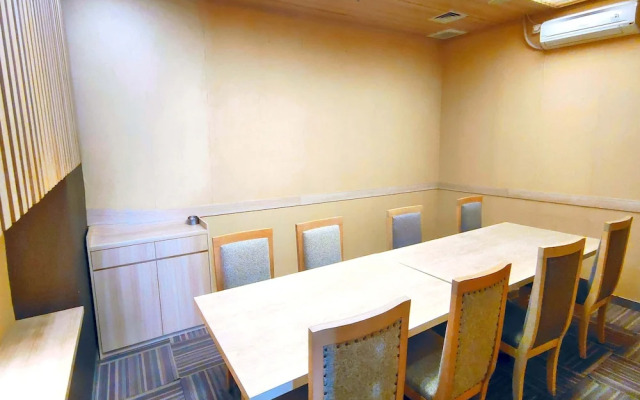 Le Premier Hotel Kota Deltamas