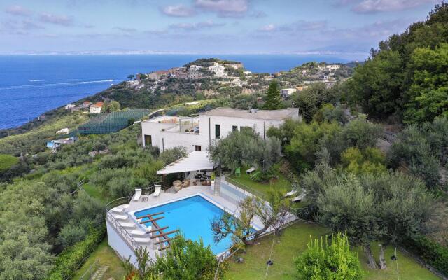 Luxury villa with marvellous terrace overlooking the sea-VILLA LILIANA
