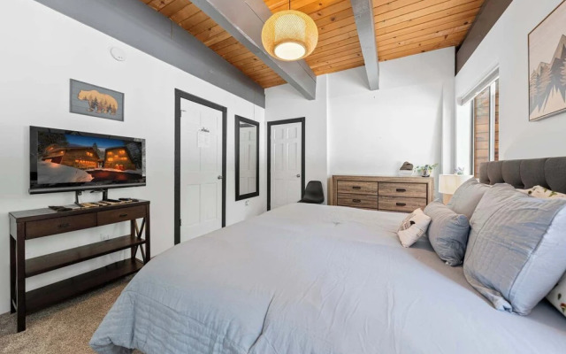 Tahoe City Retreat For 8!