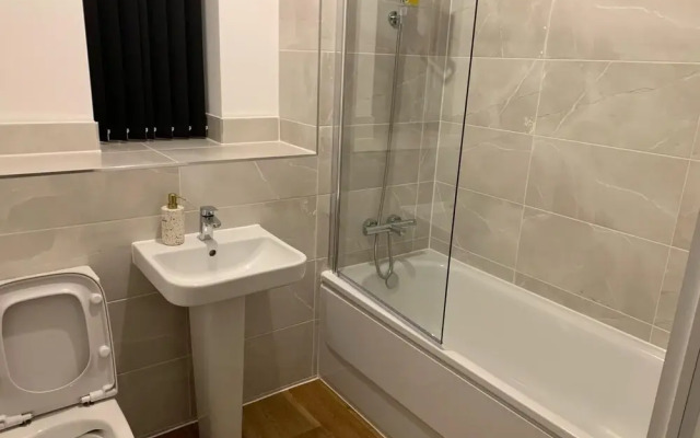 Brand New Entire 4 Bed House/multiple Parking