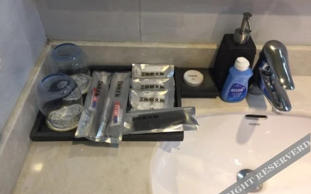 Tengchong and Shunhai Yan College Inn