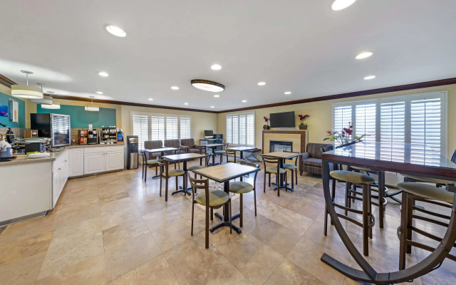 Best Western Harbour Inn & Suites Huntington - Sunset Beach