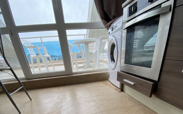 1-bed Modern Sea View Apartment in Aparthotel