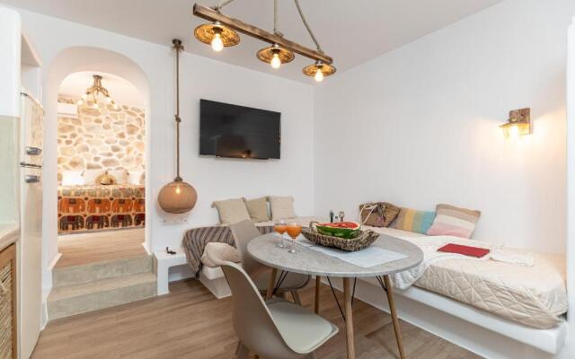 White Luxurious Apartment IΙI