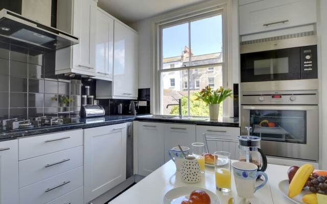 Apartment in Old-style With bay Window, a Modern Kitchen and a Warm Chimney