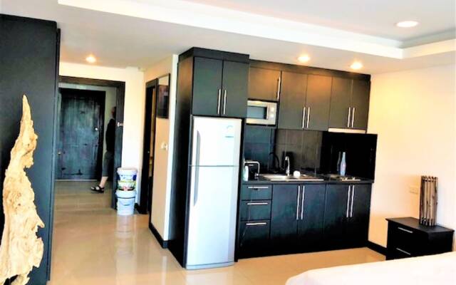 Platinum Suites, Thepprasit Road - Large top Floor Studio