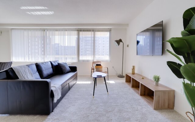 Sensational & Modern apt in Crystal City