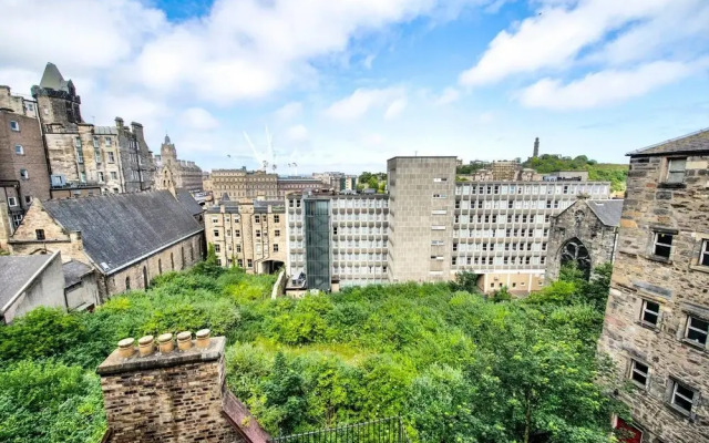 Ultimate Location! Royal Mile 1-bed