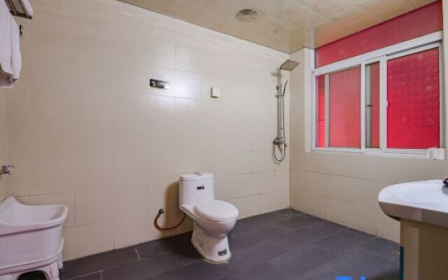 Xianglong Business Hotel (Xinyang Railway Station Tianrun Plaza)