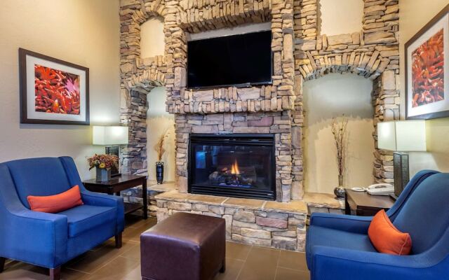 COMFORT INN &amp; SUITES