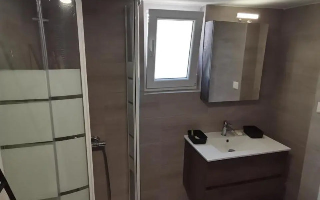 Penthouse spacious w super wifi & terrace, 2 min from metro