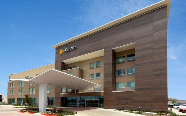 La Quinta Inn & Suites by Wyndham Round Rock near Kalahari