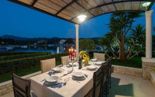 Holiday Villa Lovište Paradise