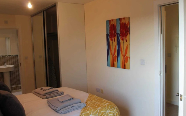 Remarkable 2-bed Apartment in Reading
