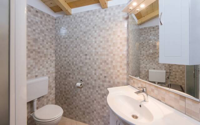 Attractive Holiday Home with Pool, Hot Tub, Patio, Courtyard
