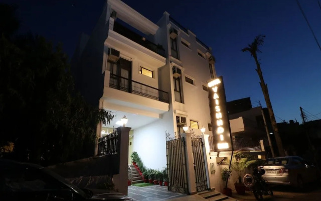 OYO 389 Hotel Applee Inn