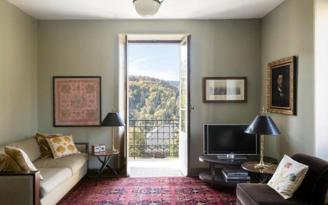 Luxury 2 bed apartment, central location with mountain views