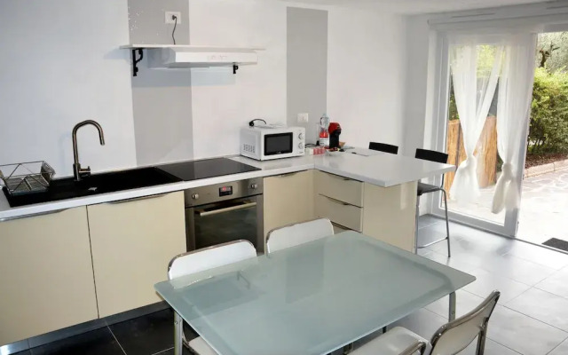 Ground Floor Near Beaches and Center Town