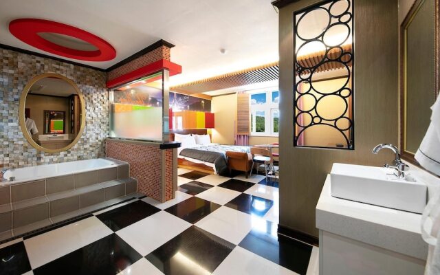 Yeosu King Pension Tel