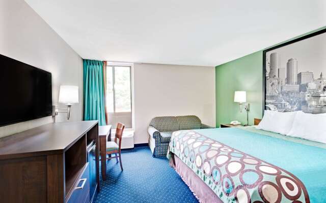 Super 8 by Wyndham Brockton