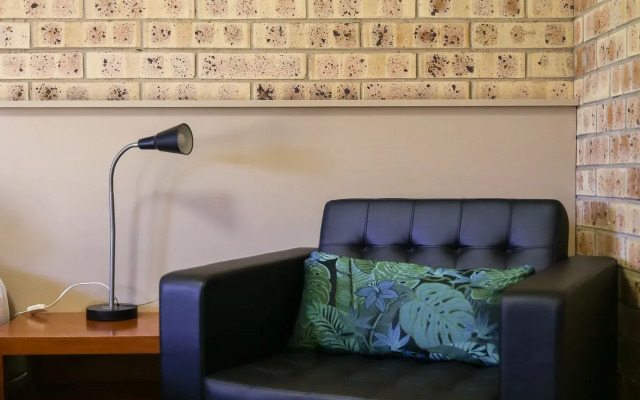 Clermont Country Motor Inn