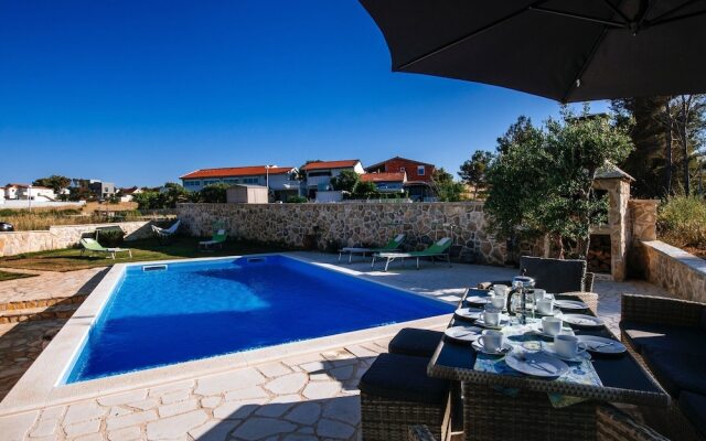 Luxurious Villa Near Vir With Swimming Pool