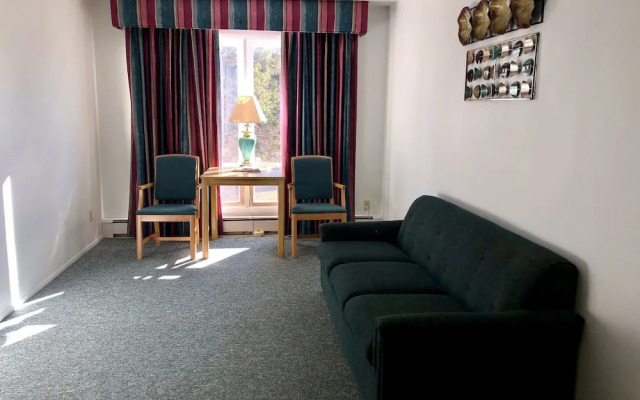 Budget Host Cloverland Motel