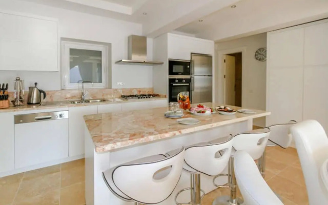 Ketchy Villa , Sleeps 14 , Infinity pool , Wifi , Sunset